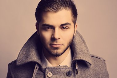 Montlu genç adam portresi