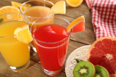 Ahşap masa üzerinde meyve ile taze meyve suları