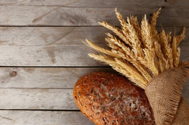 Ahşap arka plan üzerinde kulakları ile ekmek