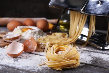 Metal pasta maker Makina ve makarna üzerine ahşap arka plan için malzemeler