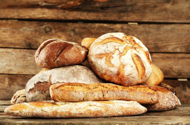 eski ahşap masa üzerinde farklı taze ekmek