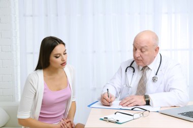 Profesyonel doktor ofisinde beyaz perde arka plan üzerinde alıcı hasta