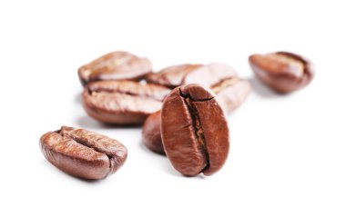 Kahve çekirdekleri beyaz üzerine izole