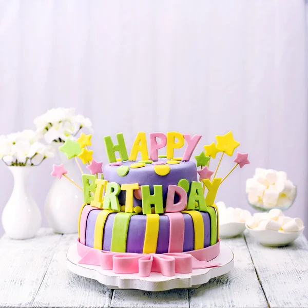 Delicioso bolo de aniversário na mesa — Fotografia de Stock