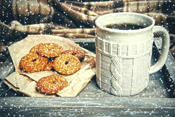 Tasse de thé avec biscuits sur la table close-up — Photo
