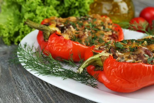 Pimientos rojos rellenos con verduras y verduras en la mesa de cerca — Foto de Stock