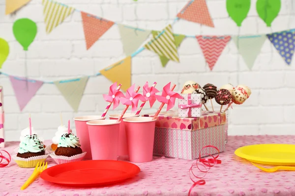 Mesa de cumpleaños preparada para fiesta de niños —  Fotos de Stock