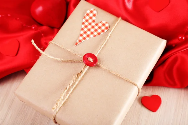 Handgemaakte gift op de dag van de Valentijnskaart, close-up — Stockfoto