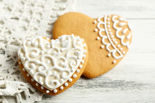 Ciasteczka w kształcie na Walentynki w serwetkę, na tle drewniane kolor serca — Zdjęcie stockowe