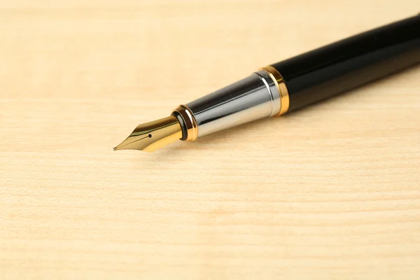 Plnicí pero na dřevěný stůl pozadí — Stock fotografie