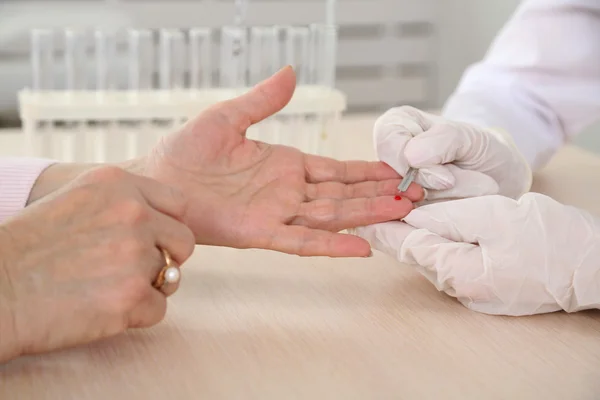 Krankenschwester mit Spritze nimmt Blut für Test im Krankenhaus — Stockfoto