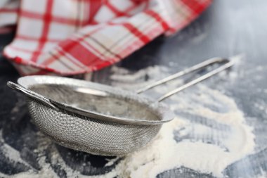 Elek üzerinde ahşap masa, closeup aracılığıyla eleme un