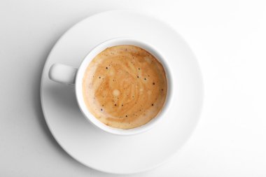 Beyaz üzerine izole edilmiş bir fincan kahve.