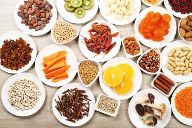 farklı ürünler üzerinde daireler ahşap tablo, üstten görünüm