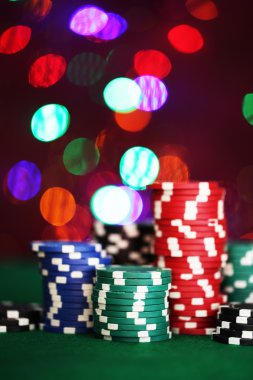parlak arka plan üzerinde Poker fişleri