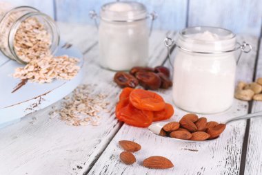 kurutulmuş meyve ve fındık rengi ahşap arka plan üzerinde ile sağlıklı kahvaltı