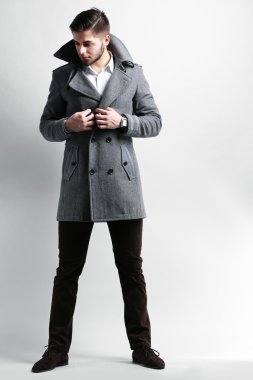 ceket gri arka plan üzerinde genç adam