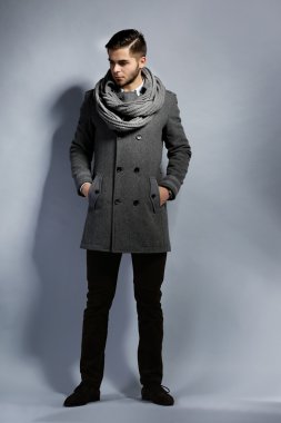 ceket gri arka plan üzerinde genç adam