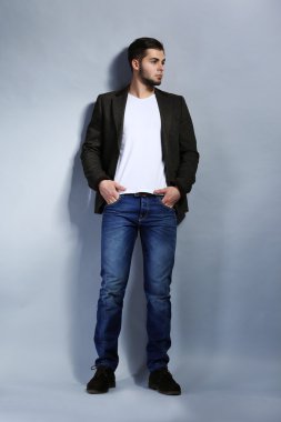 gri zemin üzerine genç adam