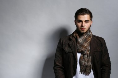 Gri Arkaplanda Genç Bir Adamın Portresi