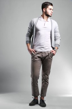 Gri Arkaplanda Genç Bir Adamın Portresi