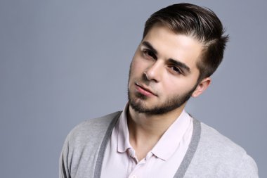 Gri Arkaplanda Genç Bir Adamın Portresi