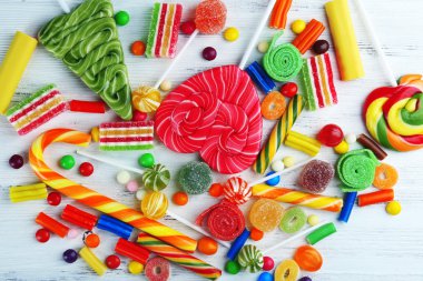 Ahşap arka planda renkli şekerler