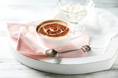 Bardak latte kahve sanat üzerinde açık renkli ahşap tablo