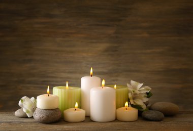 mumlar ve spa taşlar ahşap arka plan üzerinde güzel kompozisyonu