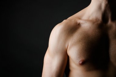 kas genç adam koyu arka plan üzerinde