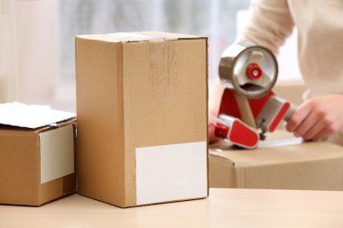 Kadın paketleri parsel postane içinde