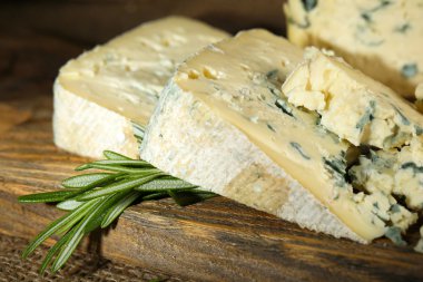 mavi peynir ahşap kesme tahtası üzerinde