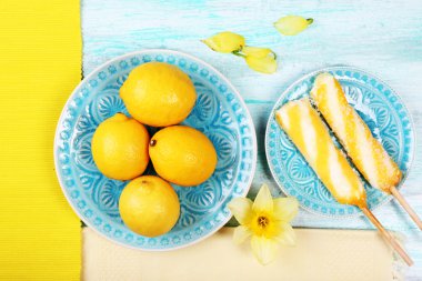 Limon ve dondurma plakaları üzerinde masa üstü göster