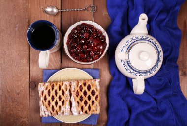 Pişirme, çay ve reçel ahşap masa üstü üzerinde göster