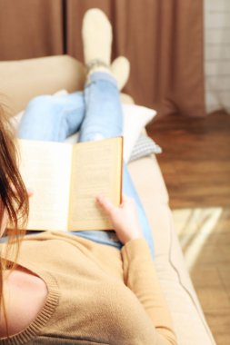 Kadın kitap okuyor.