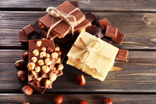 Conjunto de chocolate com avelã na mesa de madeira, vista superior — Fotografia de Stock