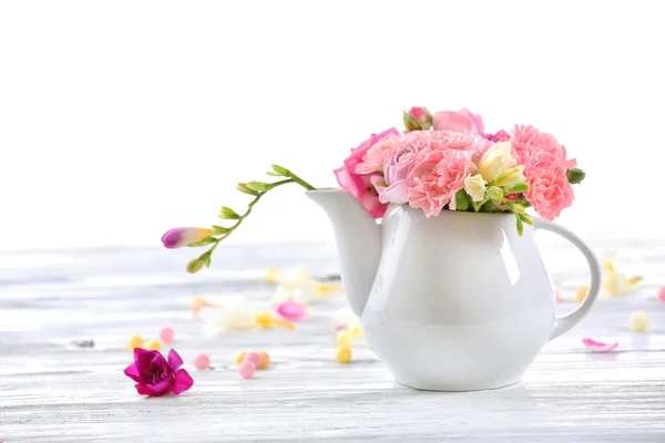 Schöne Frühlingsblumen in Teekanne isoliert auf weiß — Stockfoto