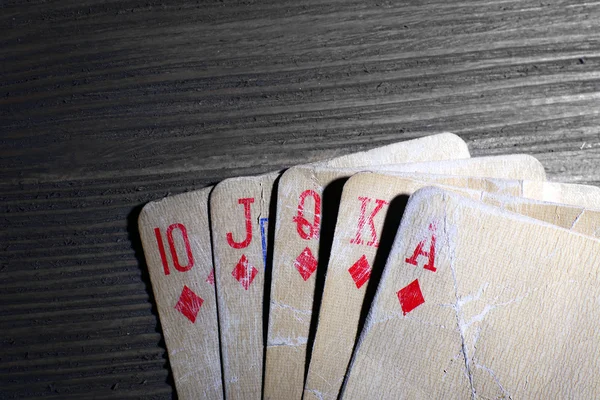 木制背景的扑克牌 — 图库照片
