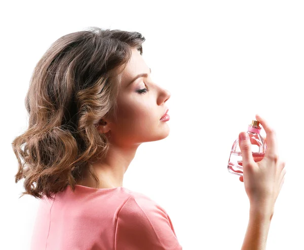 Piękna kobieta z butelki perfum na białym tle — Zdjęcie stockowe