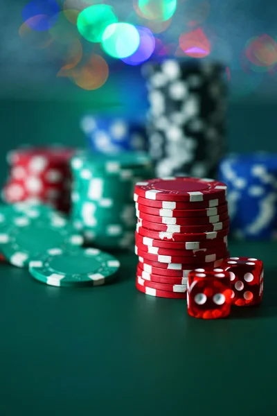 Žetony na poker na lesklém pozadí — Stock fotografie