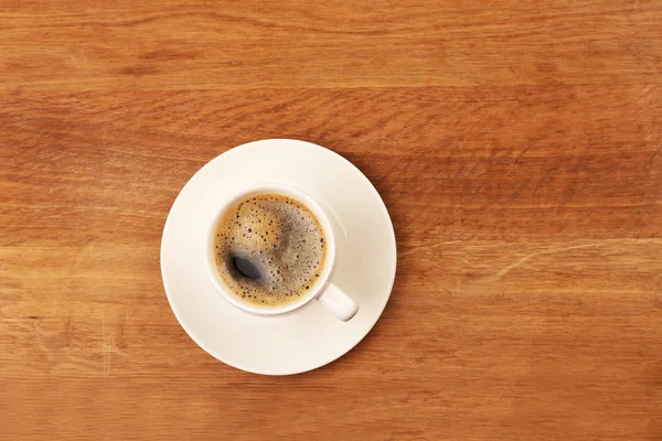 Tasse Kaffee auf Holztisch, Draufsicht — Stockfoto