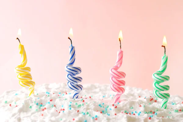 Торт на день народження зі свічками на кольоровому фоні — стокове фото