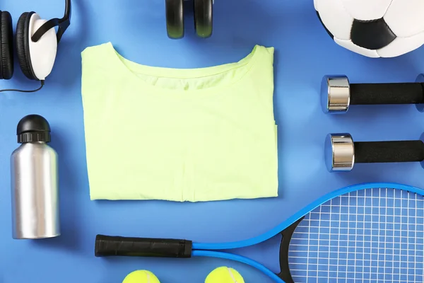 Equipamiento deportivo y camiseta en mesa de color, vista superior —  Fotos de Stock