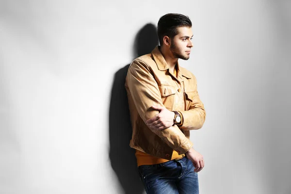 Portrait of young man on gray background — Stock Photo, Image