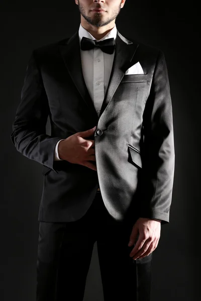 Елегантний чоловік у костюмі на темному тлі — стокове фото
