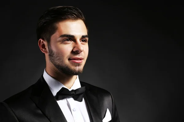 Eleganter Mann im Anzug auf dunklem Hintergrund — Stockfoto