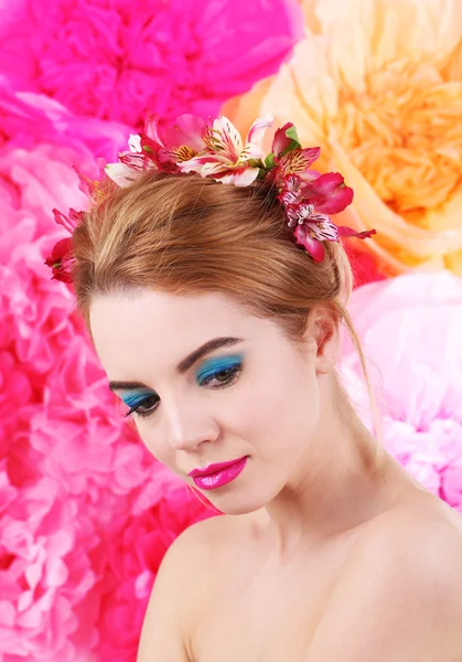 Молодая женщина с цветами — стоковое фото