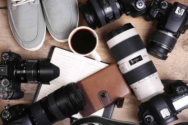 Natura morta con fotocamere moderne su tavolo in legno, vista dall'alto — Foto Stock