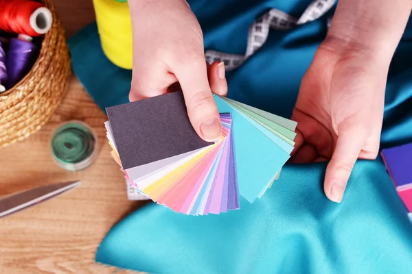 Campioni di tessuto colorato in mani femminili, primo piano — Foto Stock