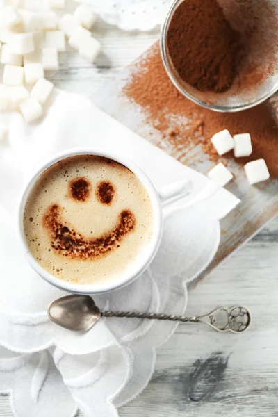 Tasse Latte Coffee Art auf Holztisch, auf hellem Hintergrund — Stockfoto